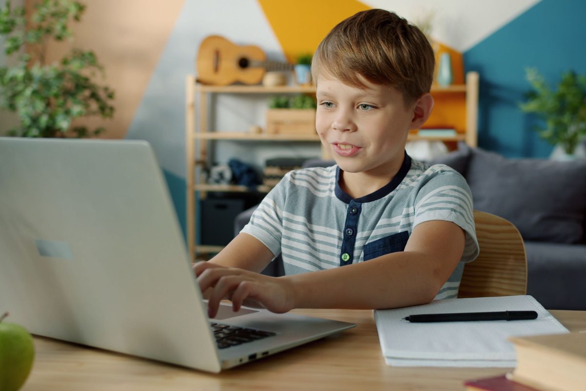 Alumno siguiendo una clase desde la computadora en casa