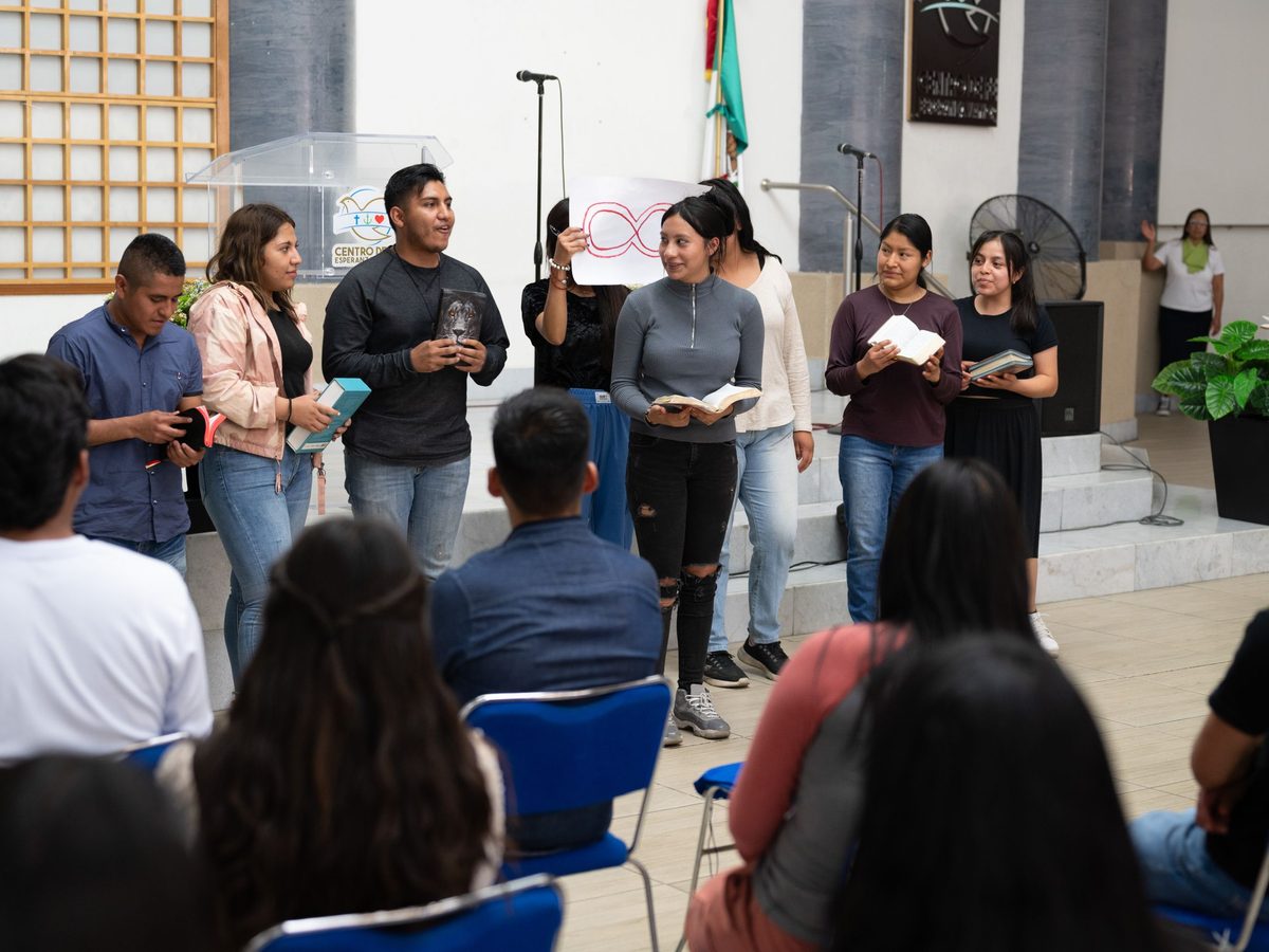 Comunidad de familias reunida en un acto del colegio