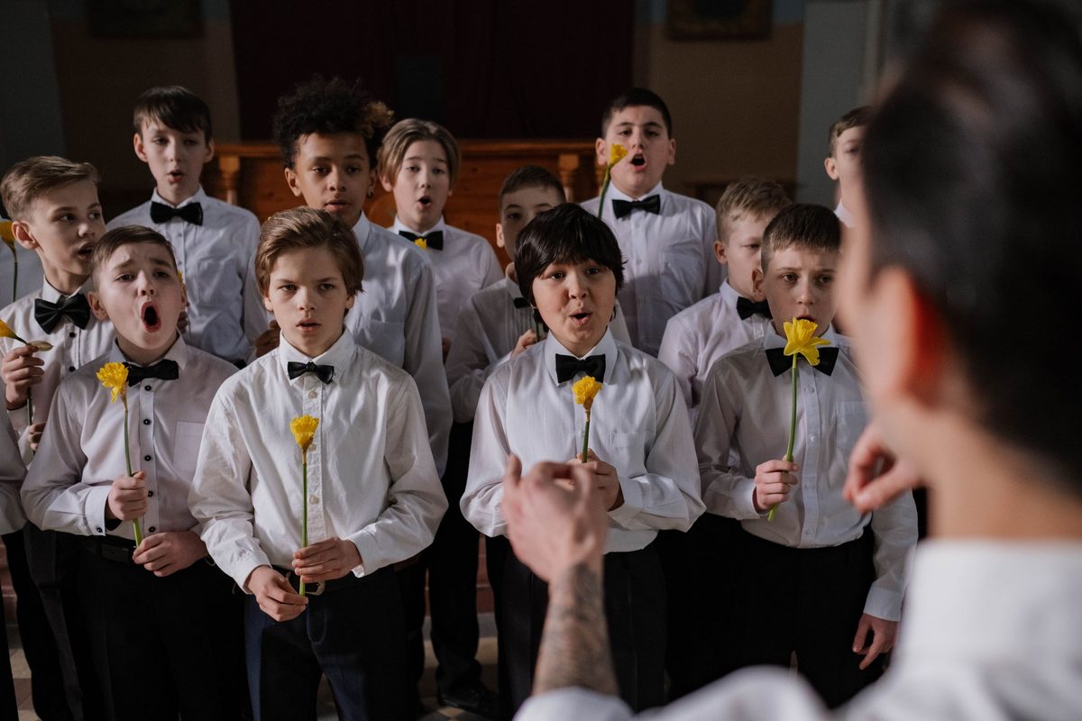 Estudiantes en una actividad de arte y música