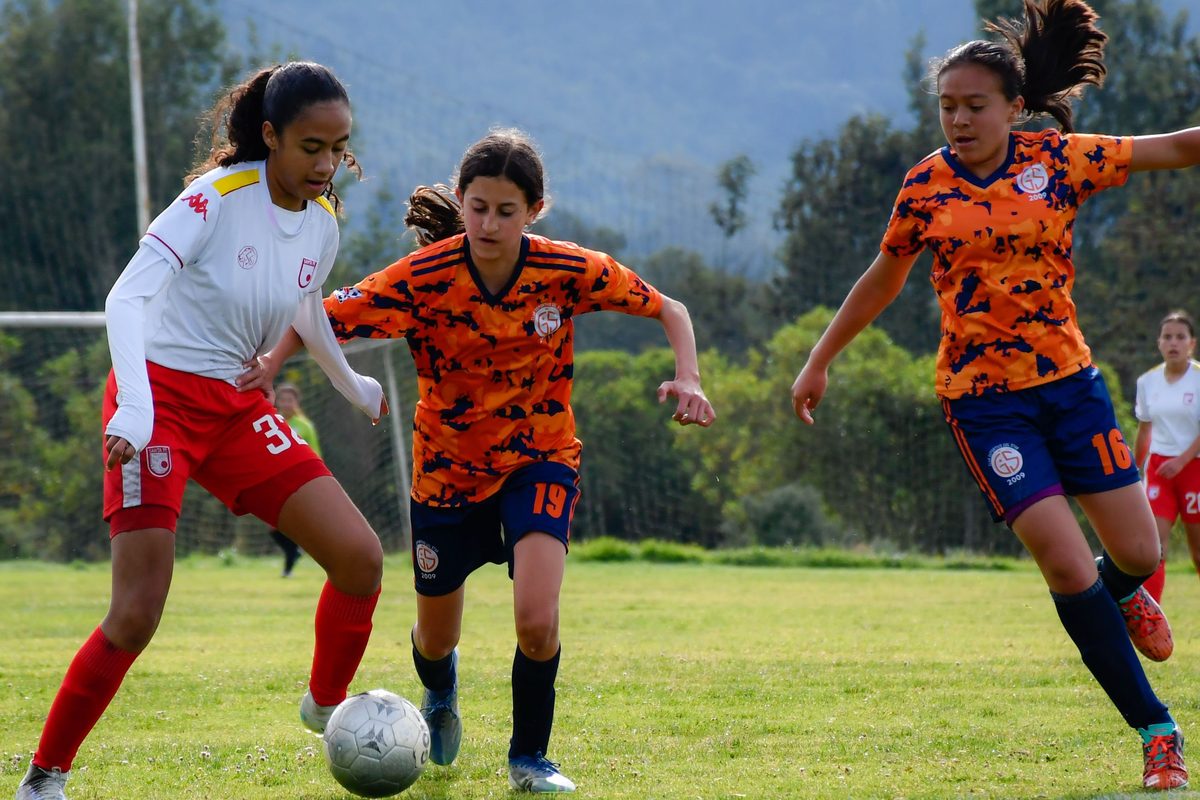 Estudiantes practicando deporte