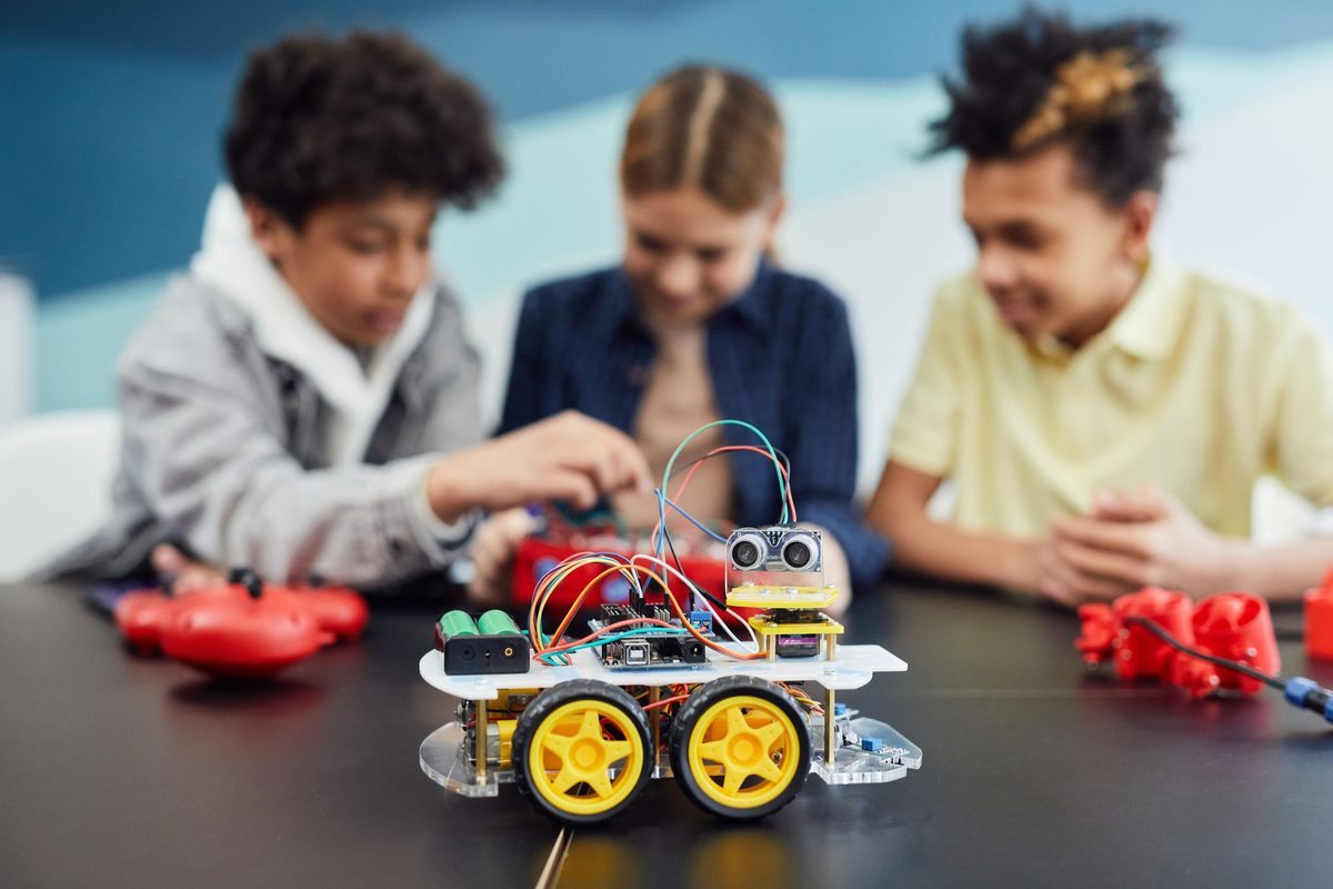Alumnos del CEC armando y programando un robot